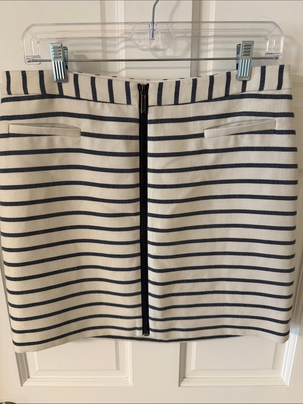 The Limited Striped Front-Zip Mini
Skirt Cream/Navy Nautical Coastal Size 8